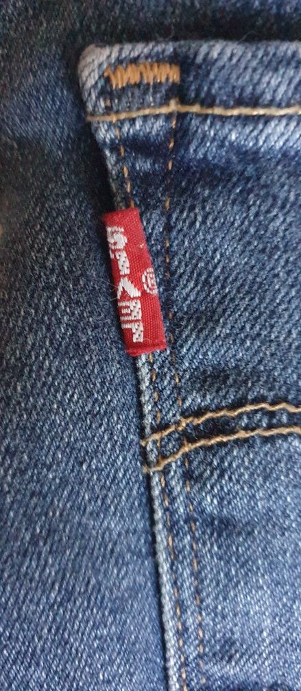 Sprzedam spodnie jeans firmy Levi's.