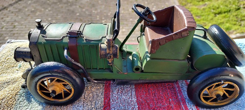 Calhambeque de coleção em metal