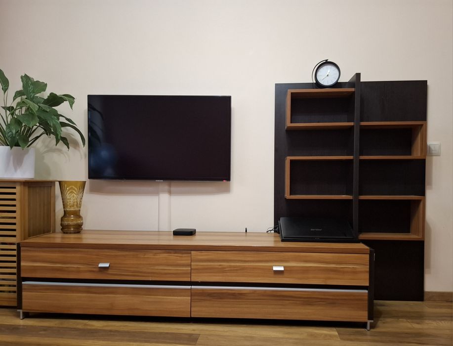Szafka pod telewizor z dostawianymi półkami