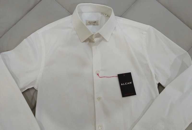 Camisa branca da marca Alcar