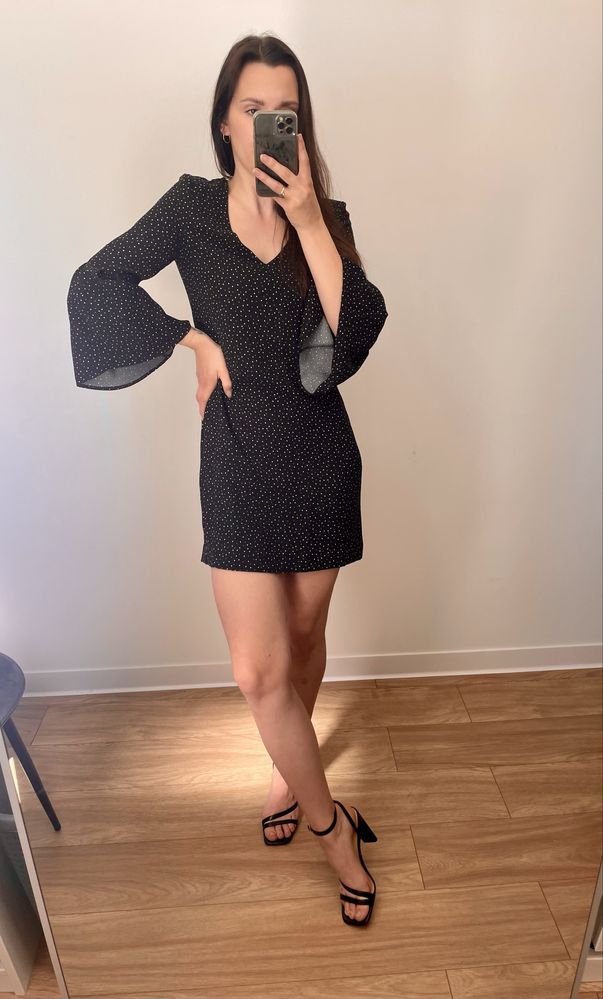 Elegancka czarna sukienka z przepięknym wykończeniem na rękawach