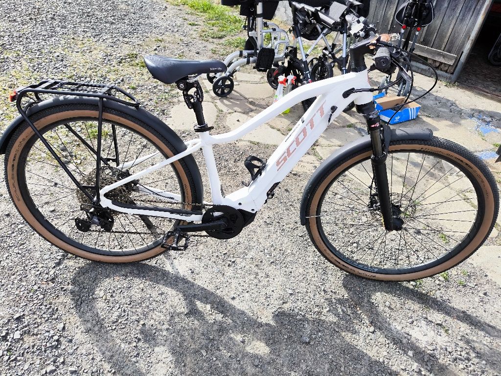 Piękny biały elektryczny rower SCOTT na 258 km.bateria, mega wygodny