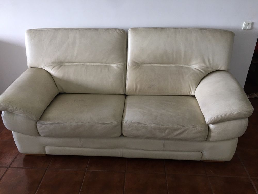Conjunto de sofás em pele branco