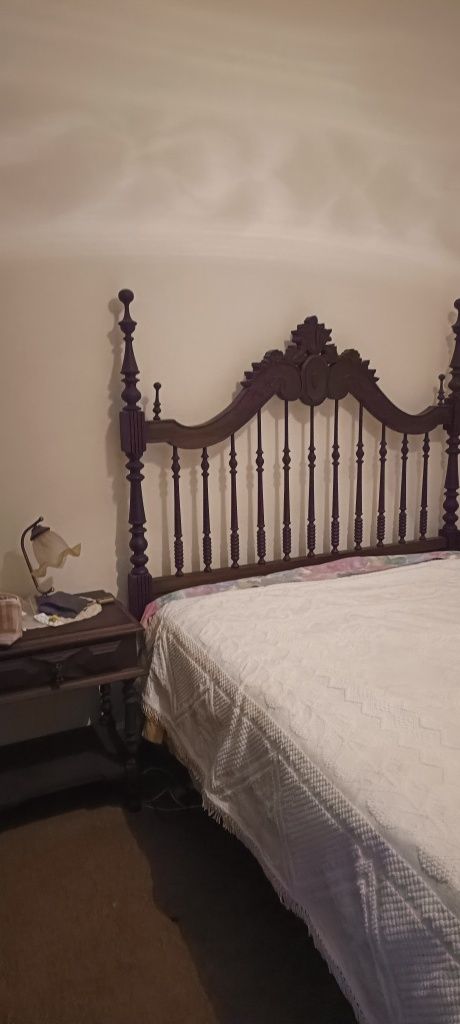 Quarto de cama de casal, com comida, duas mesinhas, roupeiro e colchão
