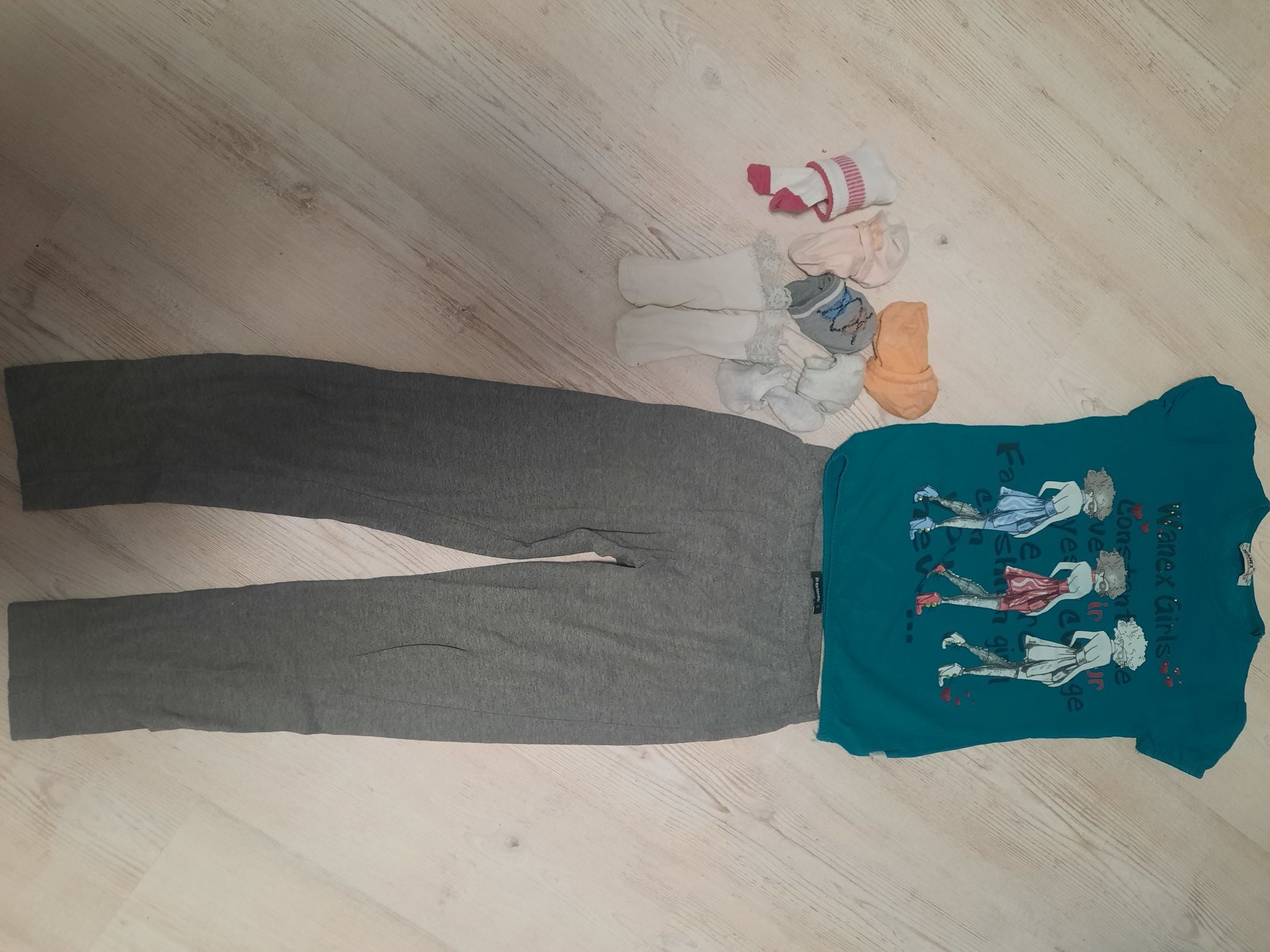 Komplet dresowy dla dziewczynki t-shirt spodnie scarpety. Roz 140-152