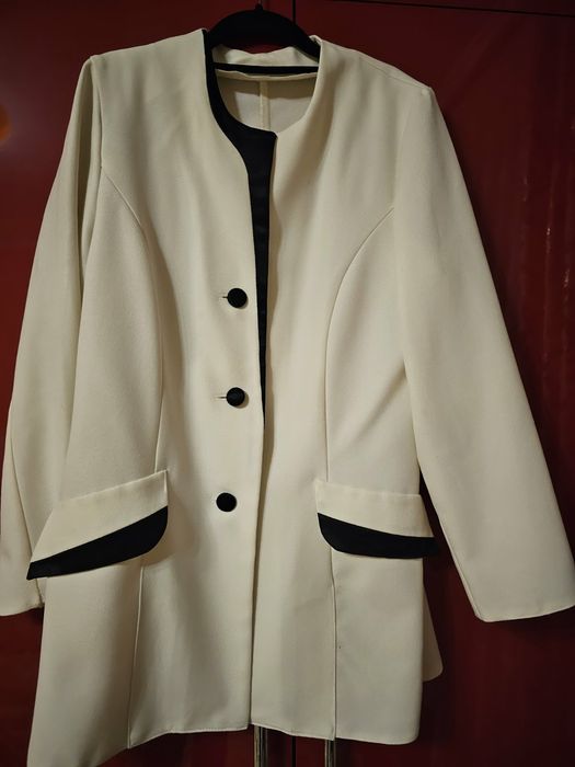 Жіночий білий піджак