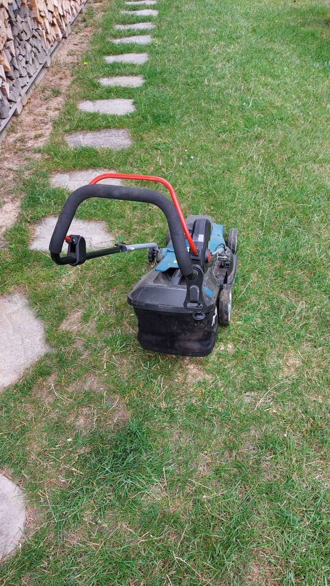 Kosiarka makita elm3320