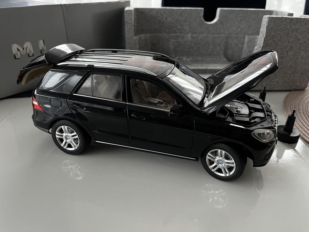 Mercedes ml  1:18 minichamps