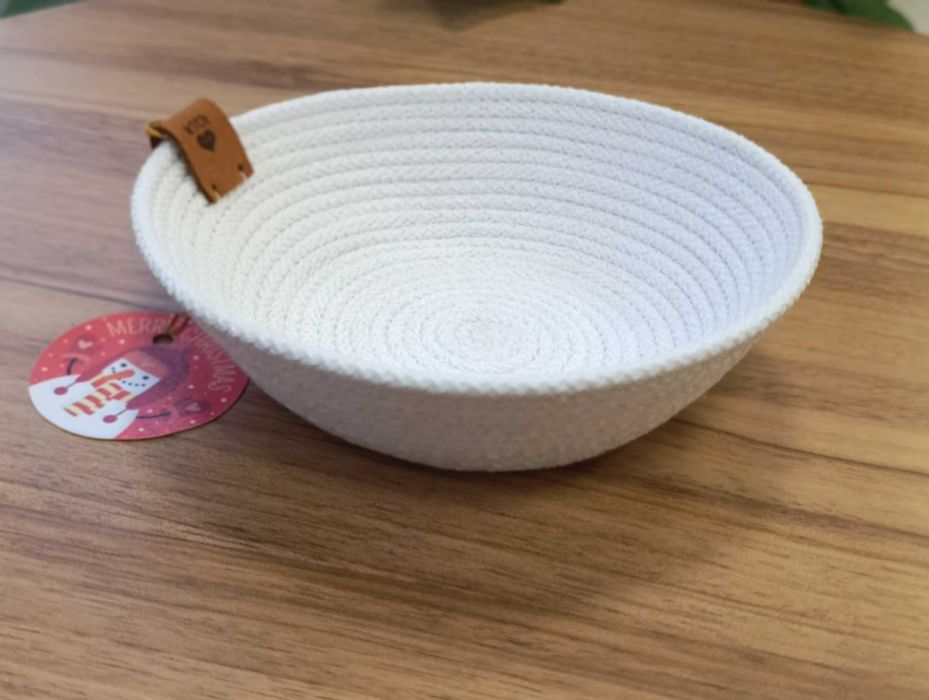 Biały pojemnik na cukierki