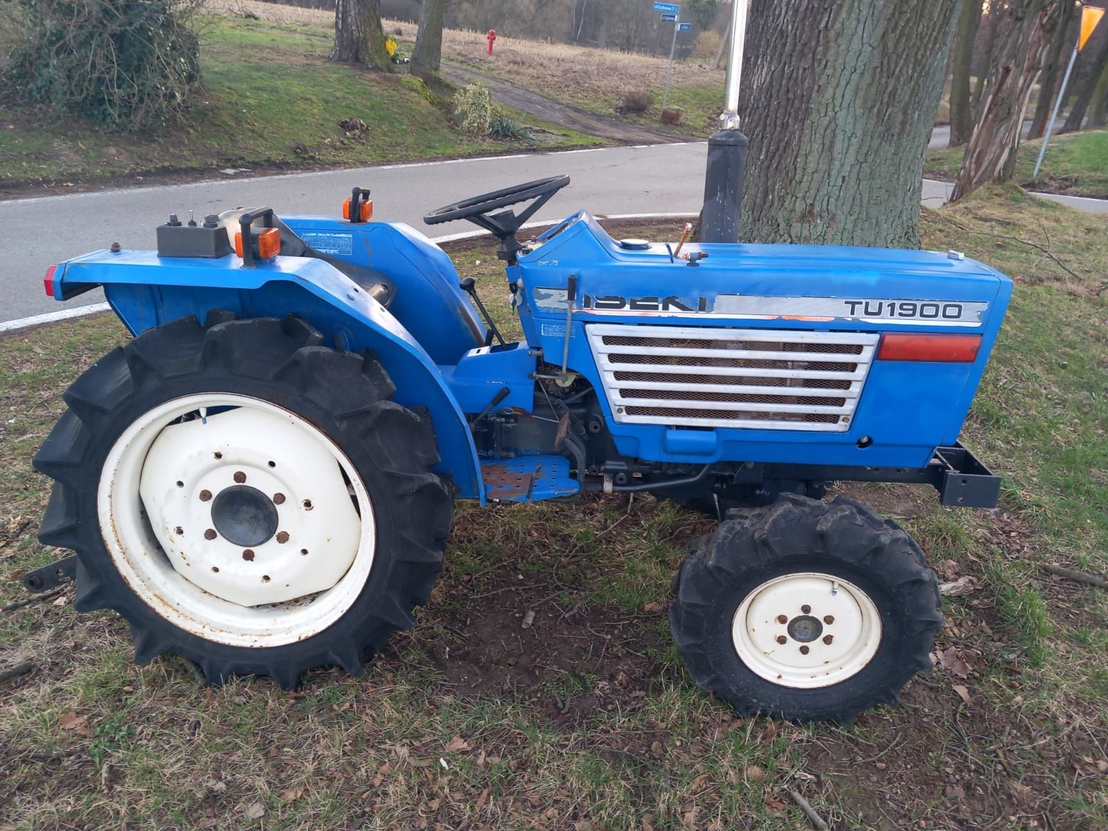 Traktorek Iseki tu1900  japoński minitraktorek 4x4 3 cylindry diesel