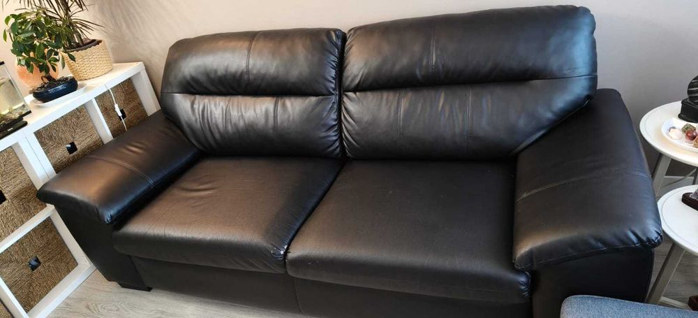 Sofá preto de napa da Ikea três lugares
