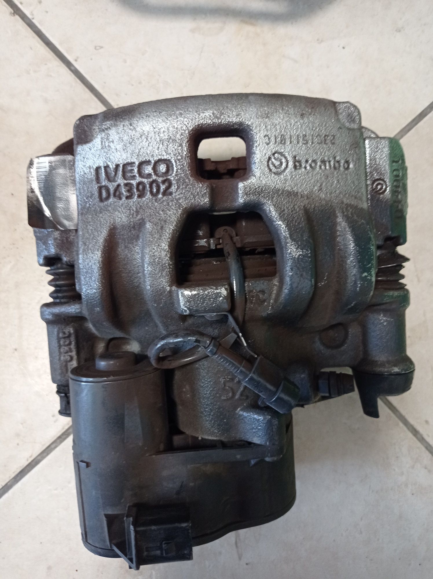 IVECO DAILY VI 18-24 ZACISK HAMULCOWY Tył  Prawy Elektryczny