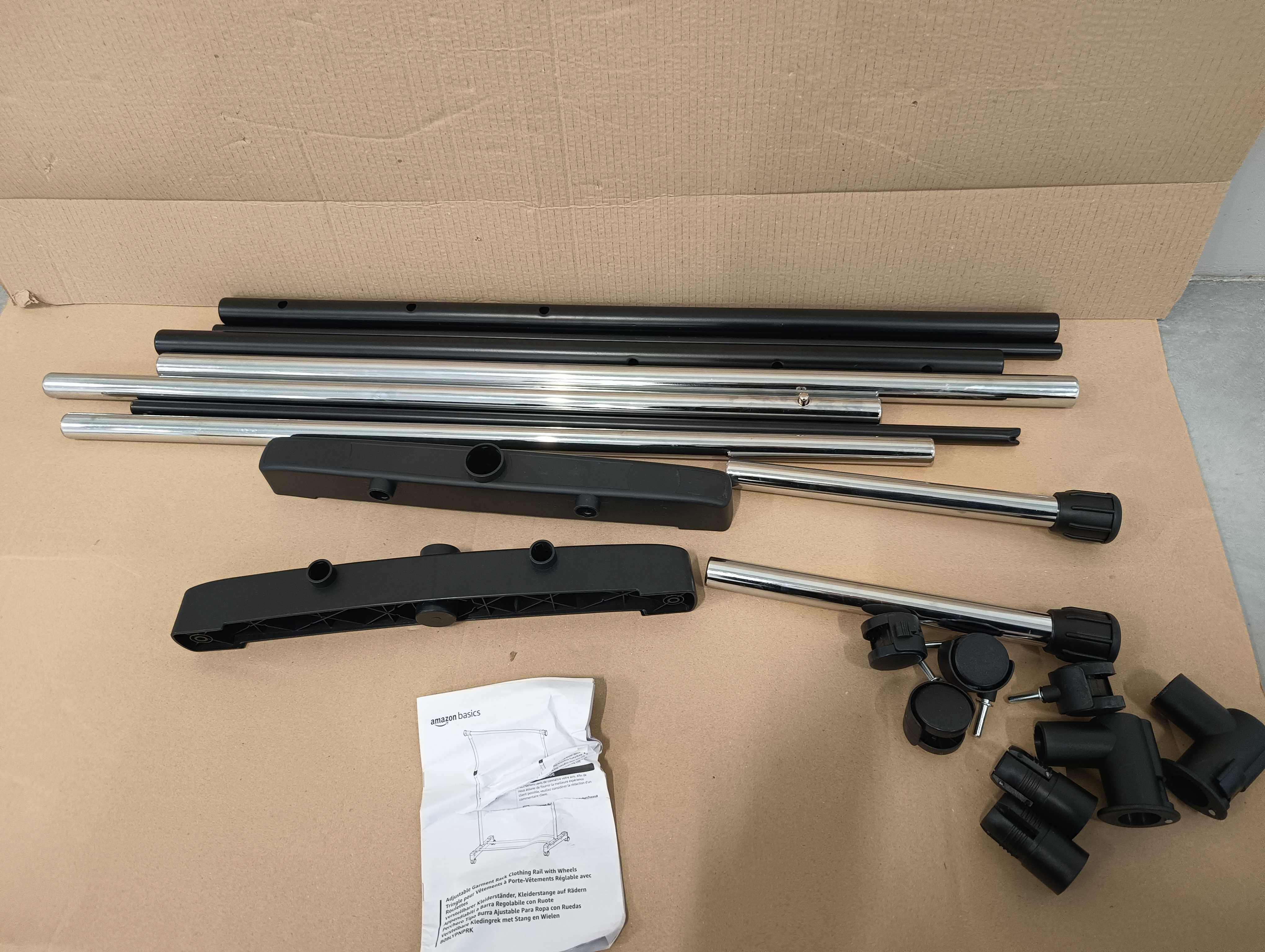 Amazon Basics Wieszak na ubrania z kółkami chrom 91,5-145x42x134-161cm