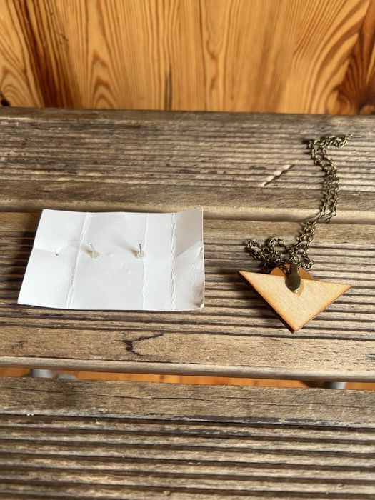 Sprzedam parę drewnianych kolczyków-wkrętów , wisior MICA PEET