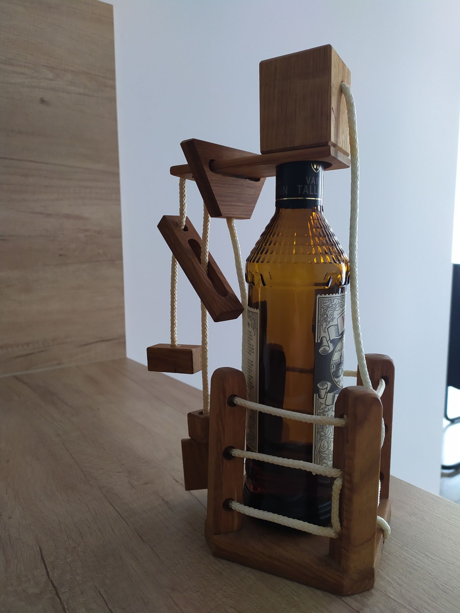 Prezent! Łamigłówka, pazzle. Stojak na butelkę z naturalnego drewna.