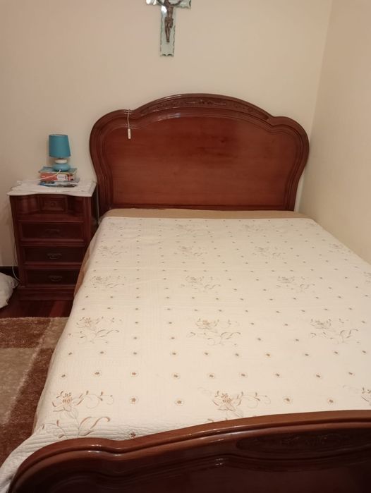 Quarto móveis (cama, mesinha cabeceira e móvel de arrumações)