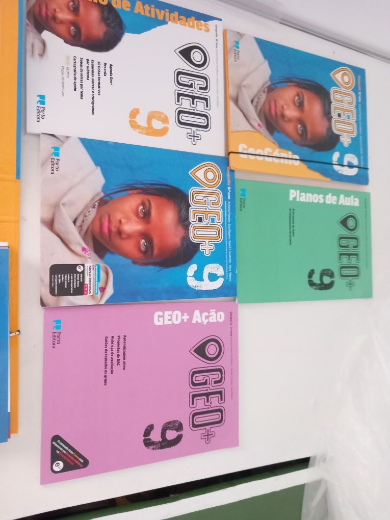 Livros e cadernos de exercícios geografia 9° ano
