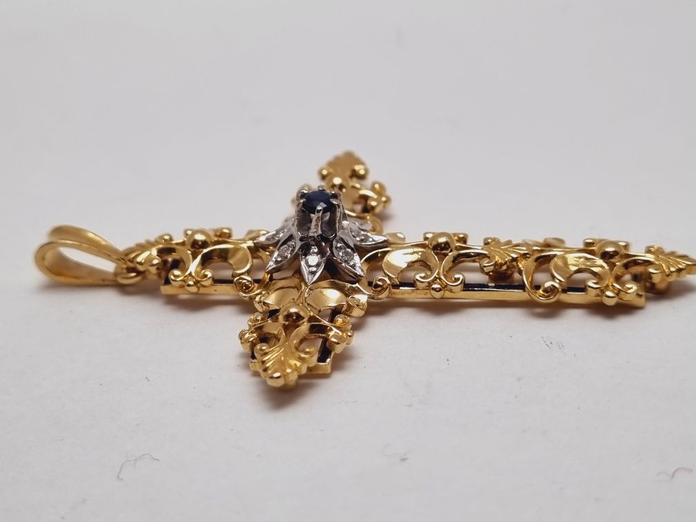 Золотой крест с сапфиром и бриллиантами