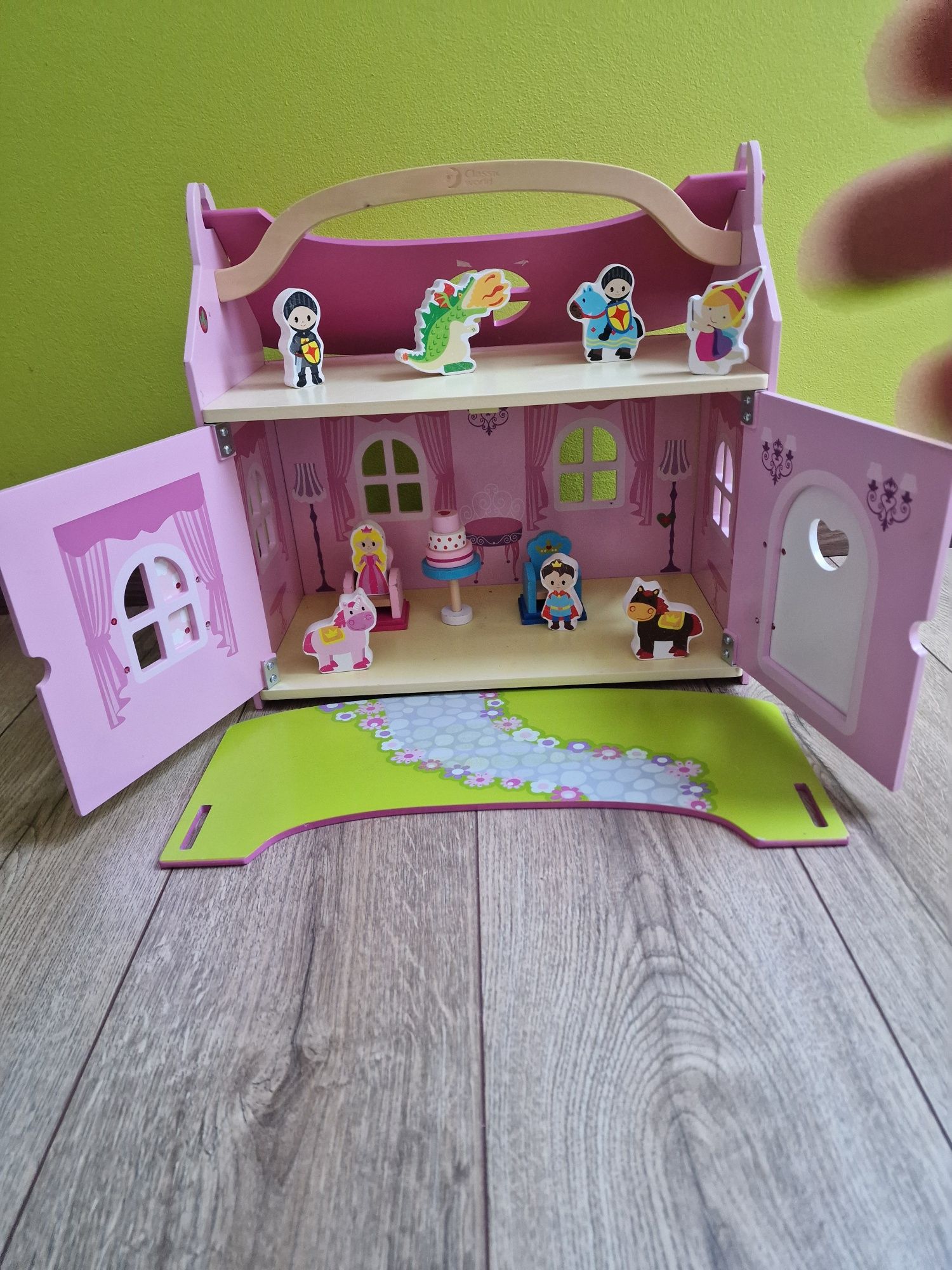 Drewniany domek dla lalek z figurkami