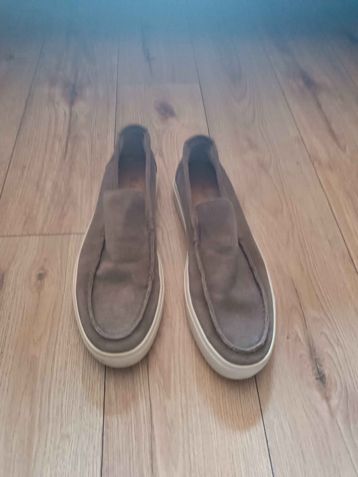 Brązowe zamszowe buty