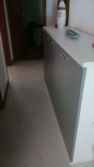 Armario de sala ou corredor cor branca e cinza
