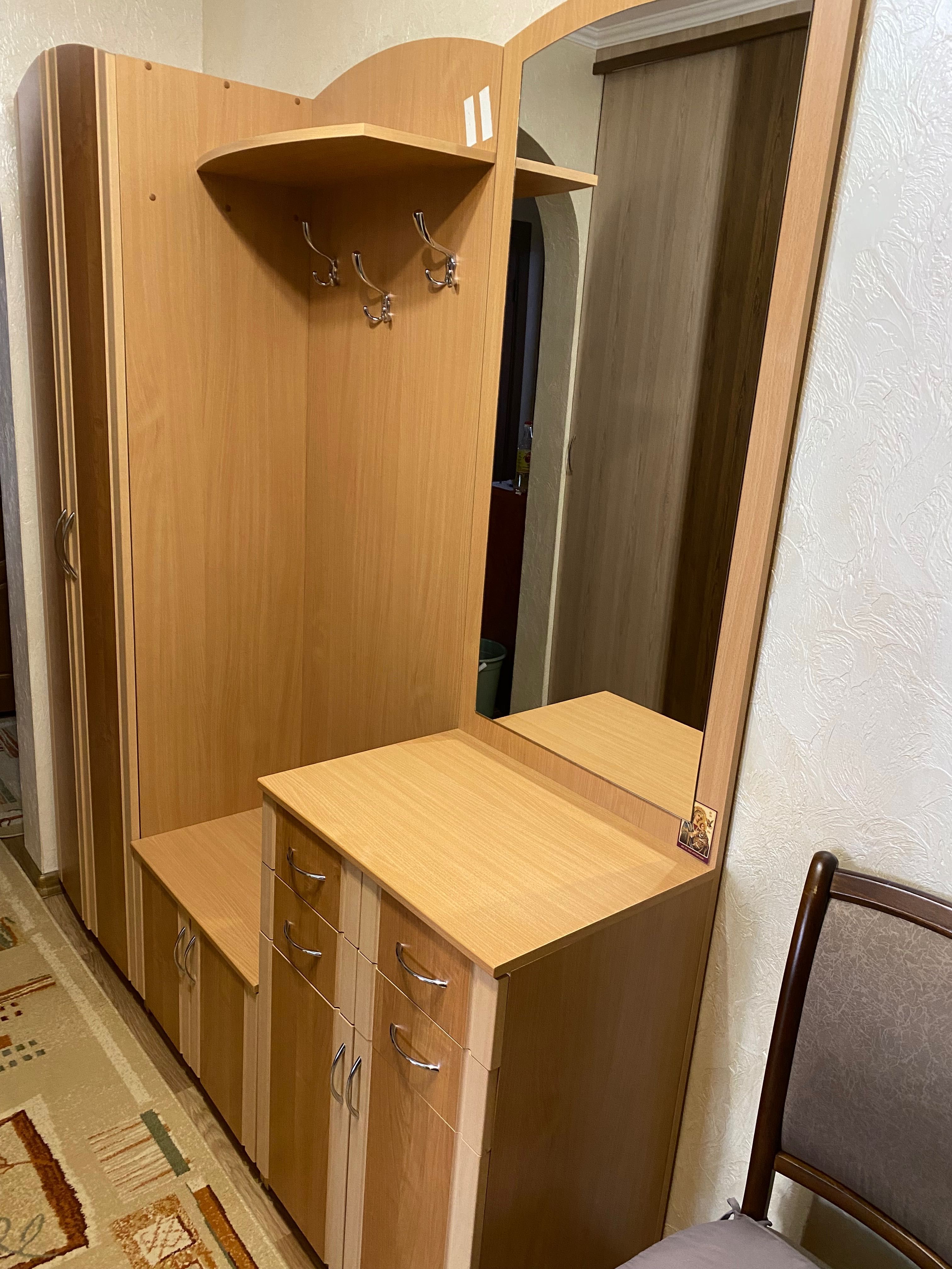 Продається прихожа в коридор