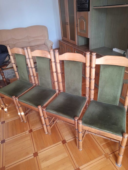 Drewniane tapicerowane krzesła