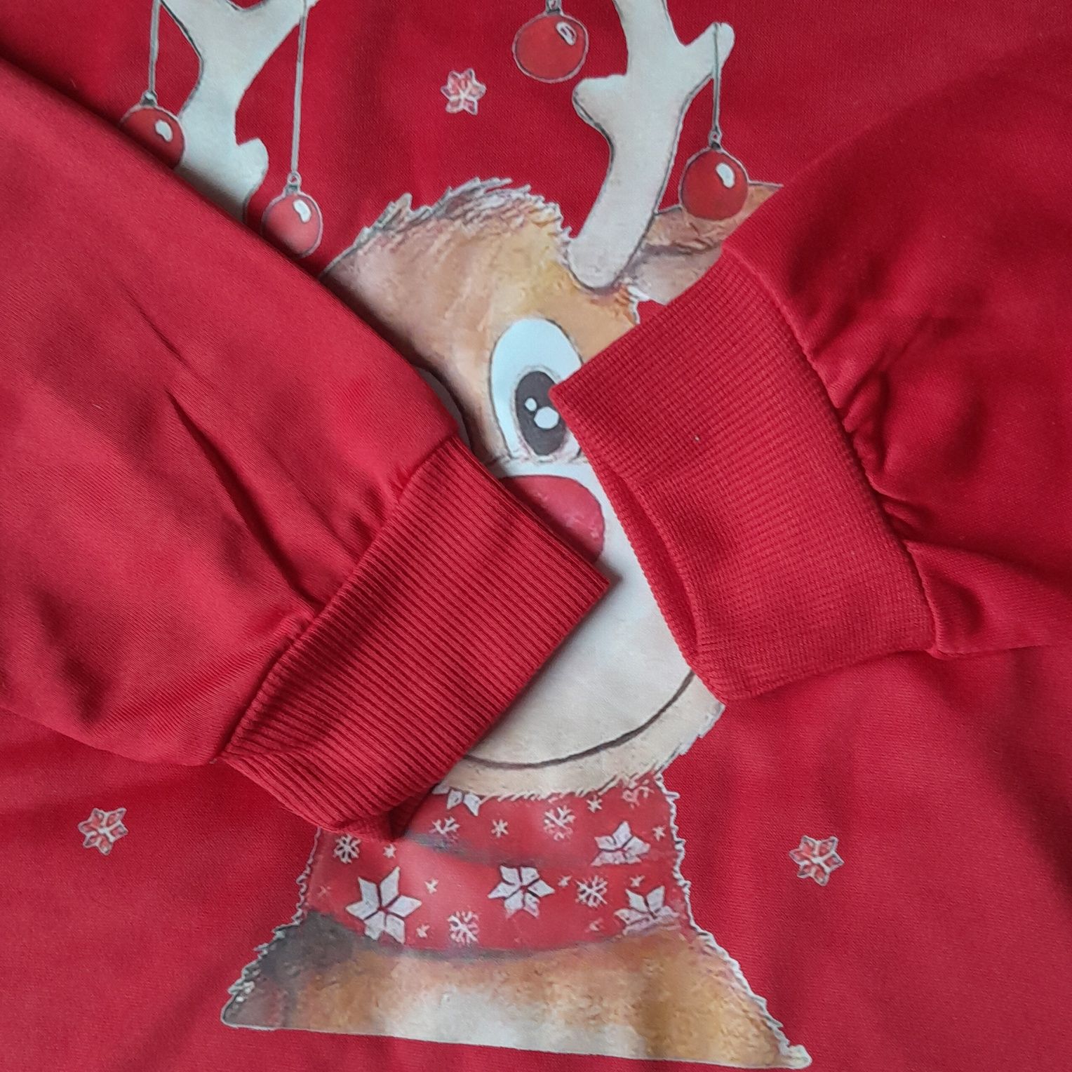 Czerwona bluza z jeleniem