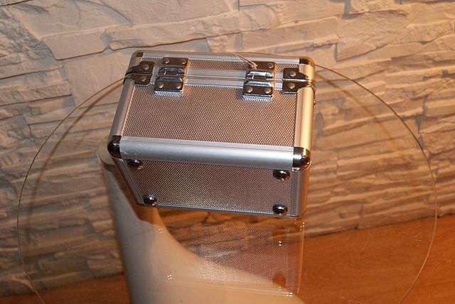 Skrzyneczka aluminum kosmetyki