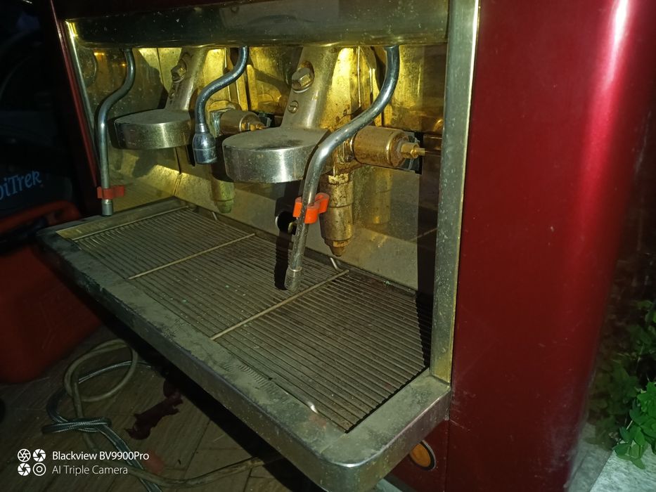 Máquina de café está em bom estado falta lhe os manípulos