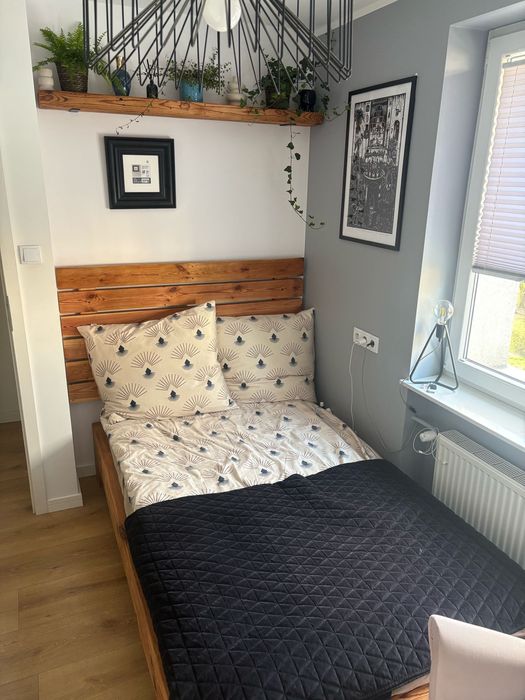 Łóżko ze stareg o drewna, stare belki, stare deski, stare drewno, loft