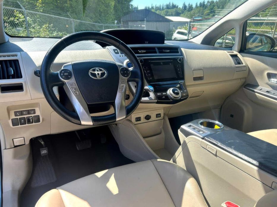 Toyota Prius v Five      2015