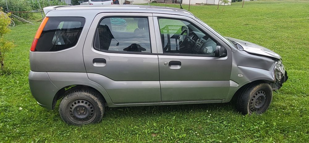 Subaru justy rok produkcji 2004 uszkodzone w całości lub na części.