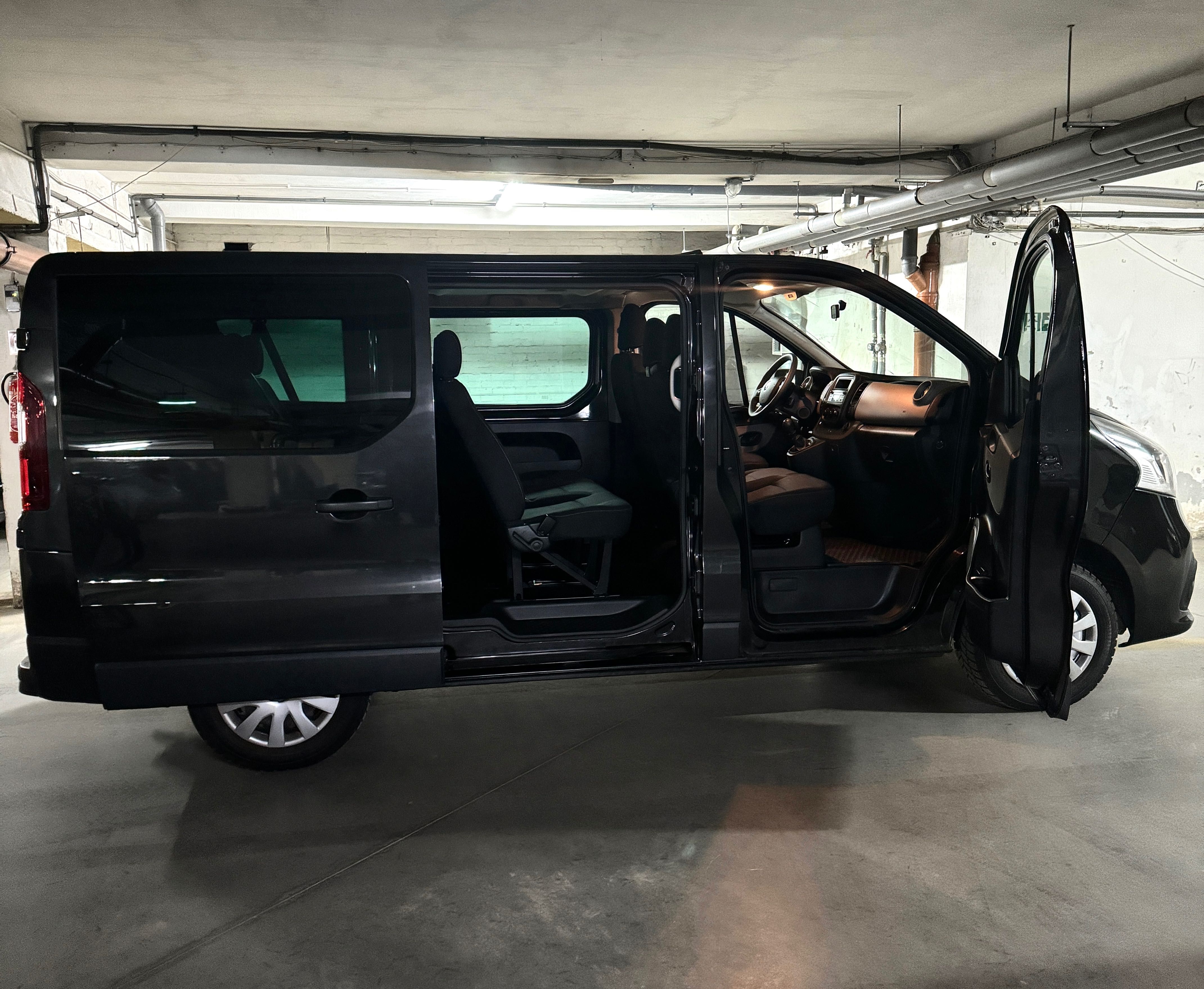 Bus Van 9-osobowy wynajem auta Renault Trafić Opel Vivaro 2022 LONG