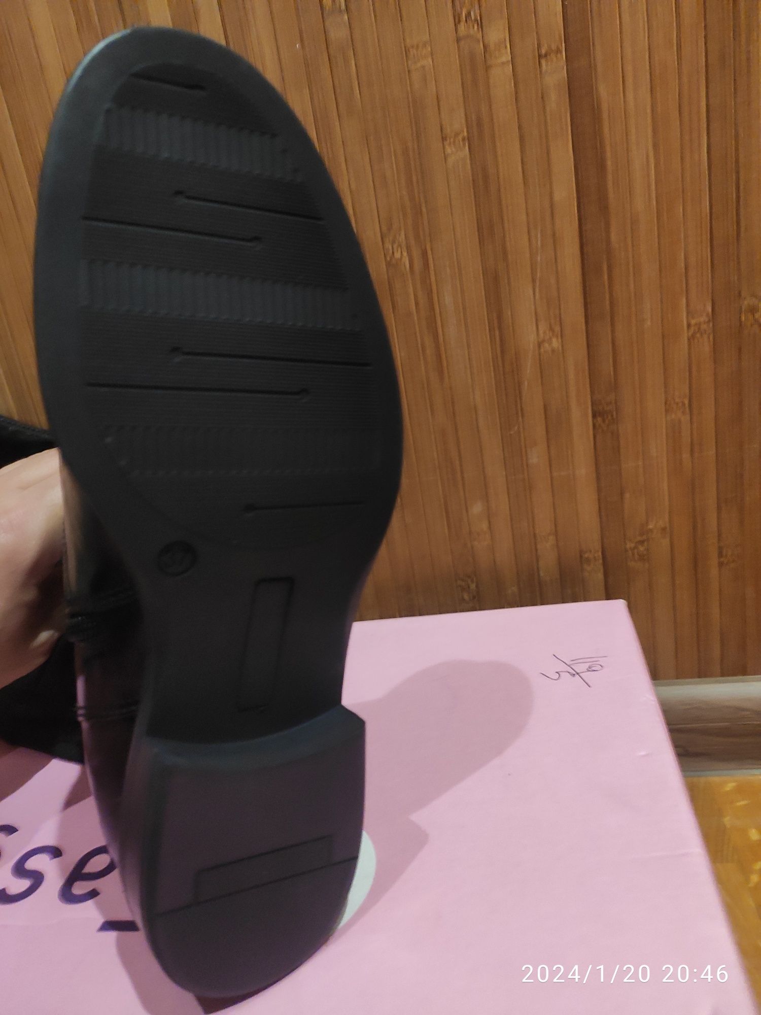 Нові шкіряні жіночі чоботи 37 розміру.