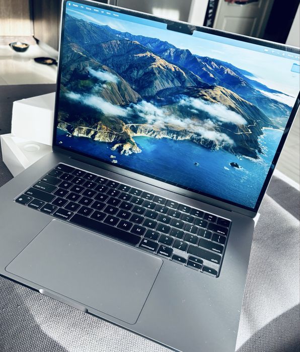 15 cali Laptop Apple Macbook Air 15,3” M2 8GB SSD 256GB