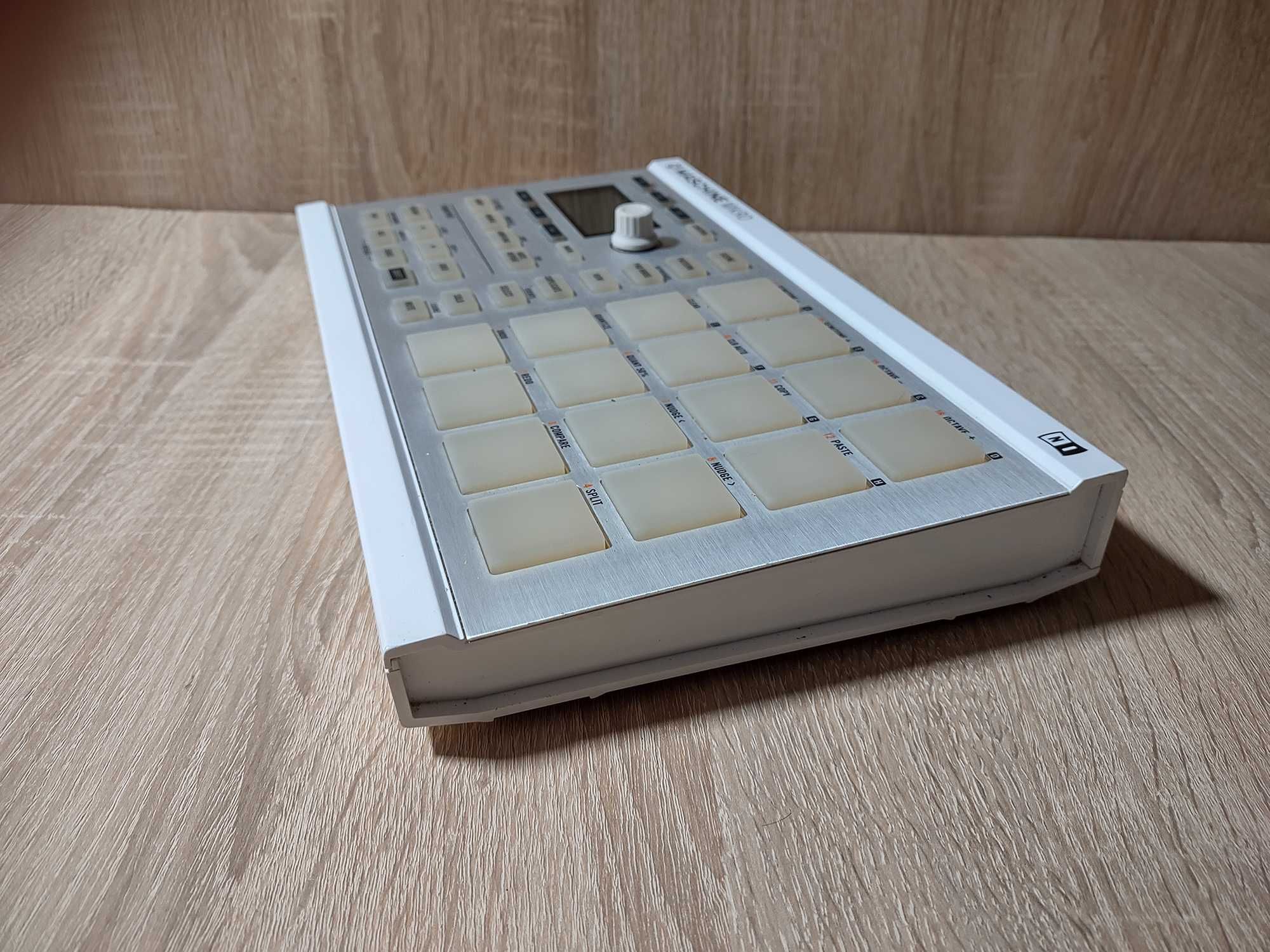 Native Instruments Maschine Mikro MKII контроллер midi pad