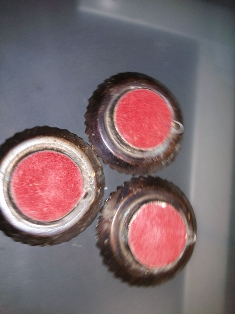 3 pecas em metal com decoracao em porcelana