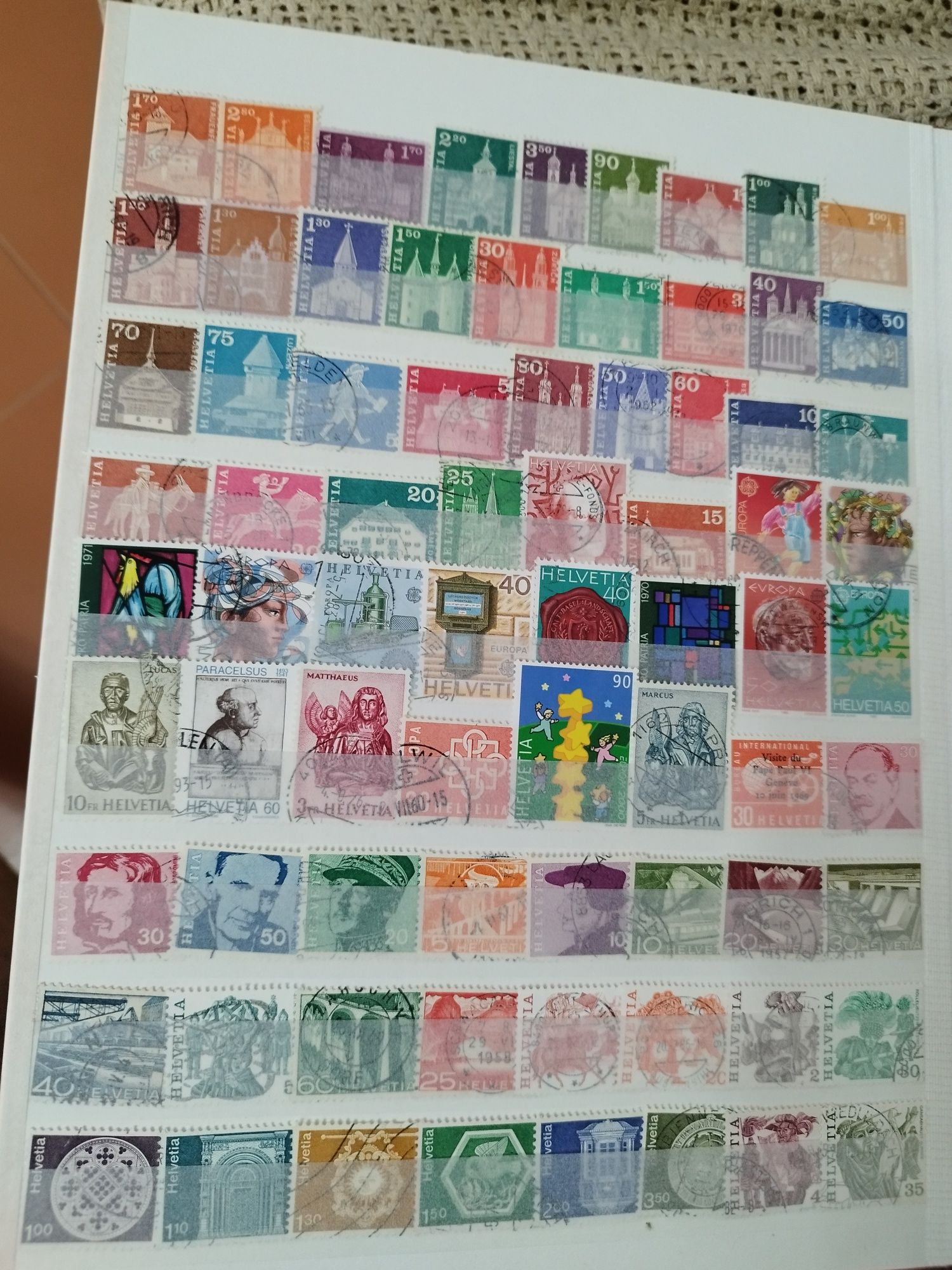 Classificador com 390 selos diferentes Suiça