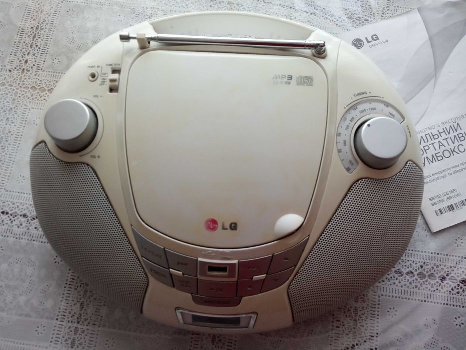Стильная портативная CD-магнитола с USB