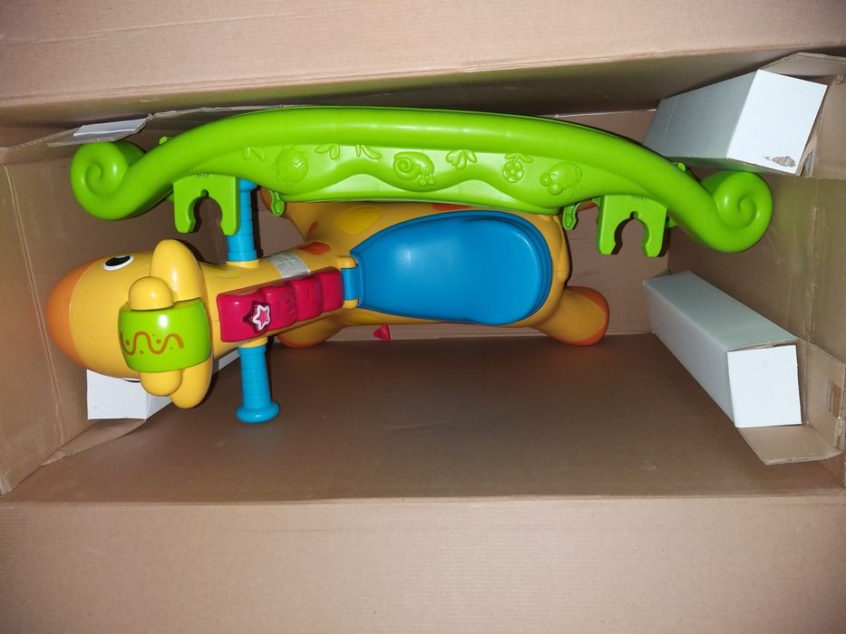 Girafa com rodinhas ou baloiço com musica