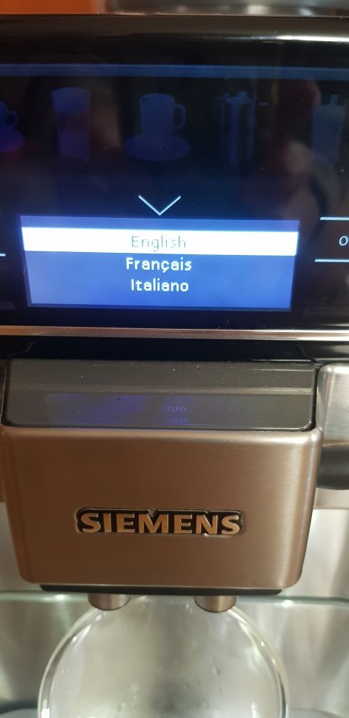 Automatyczny ekspres do kawy Siemens EQ.6 series 700 z podświetleniem