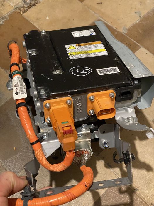 Зарядний пристрій інвертор 230 V Мітсубісі Outlander PHEV