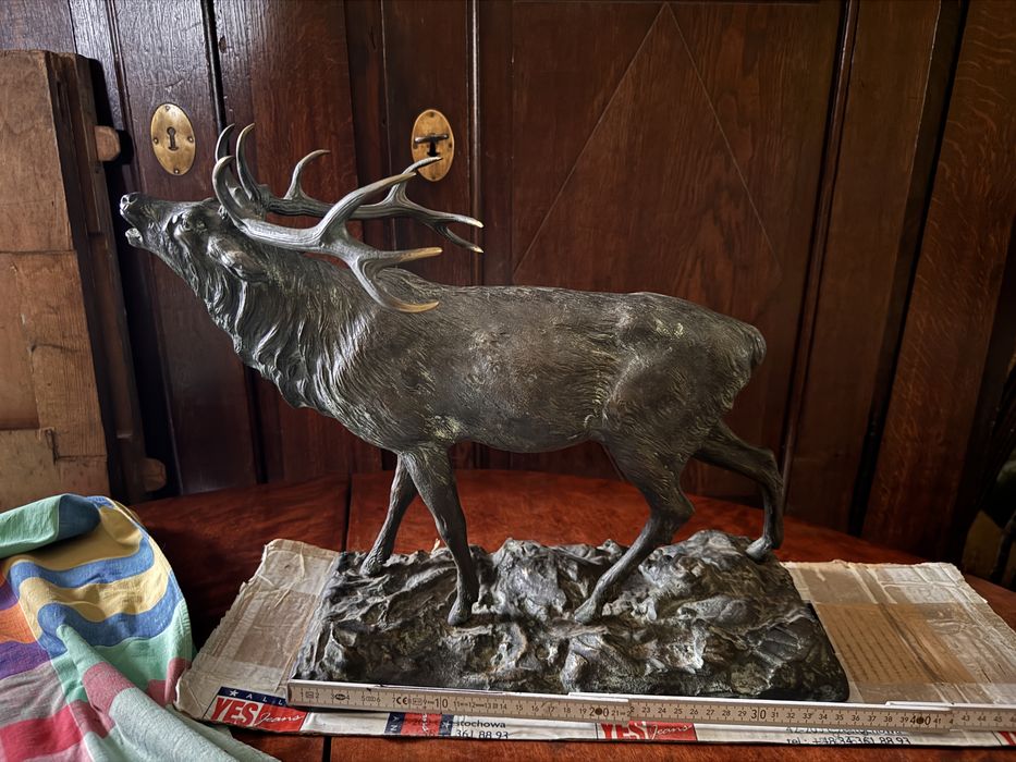 Jelen figurka na podstawie