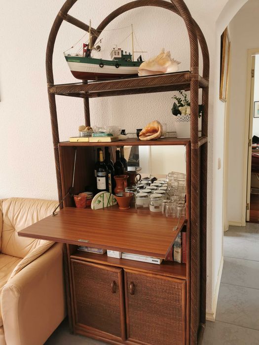 Estante bar em vime e vidro