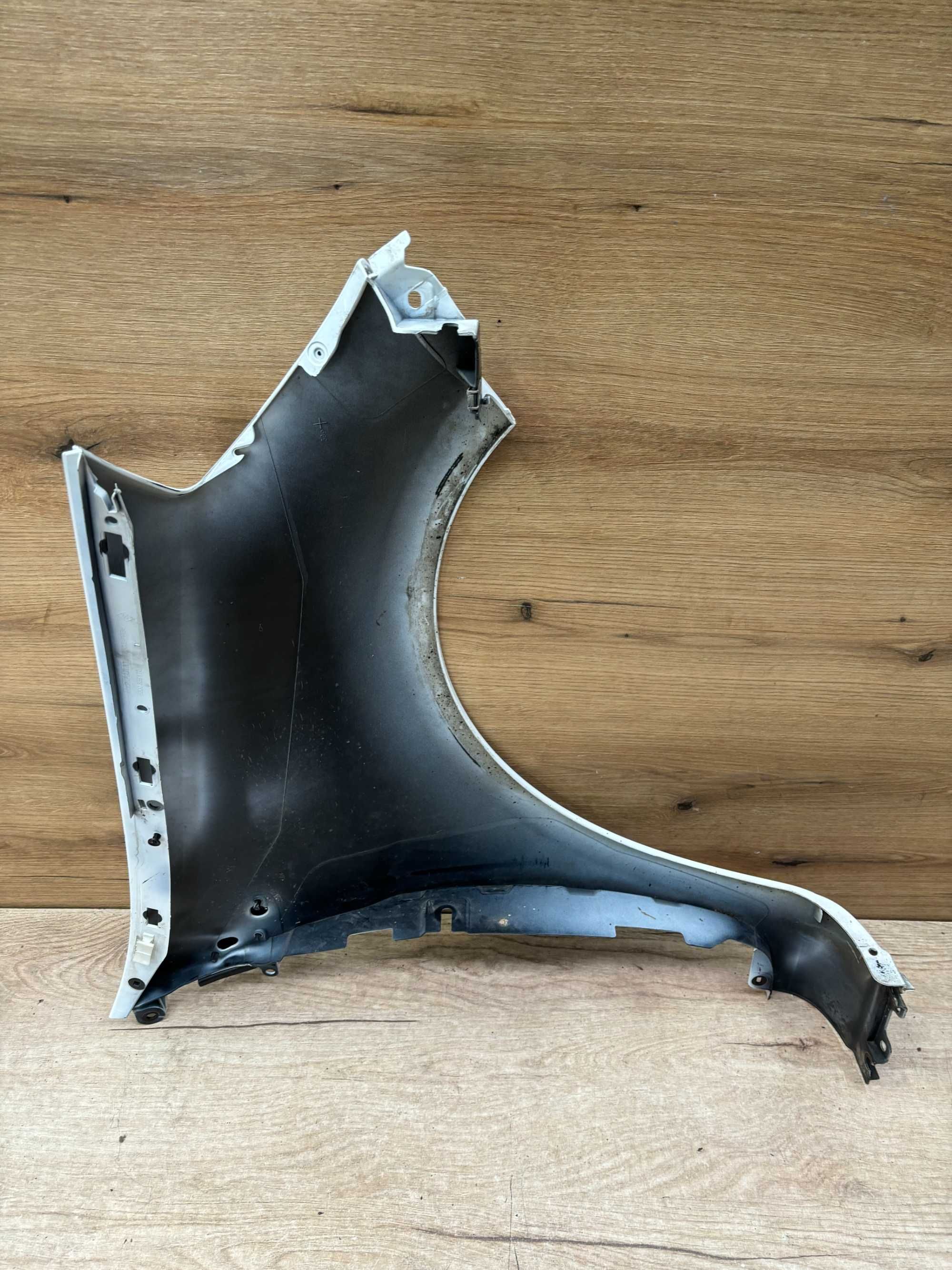 Błotnik przedni lewy Renault Clio 3 kolor dv369