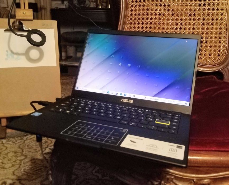 ASUS Vivobook E410MA com Windows 11 e oferta de mala de transporte.