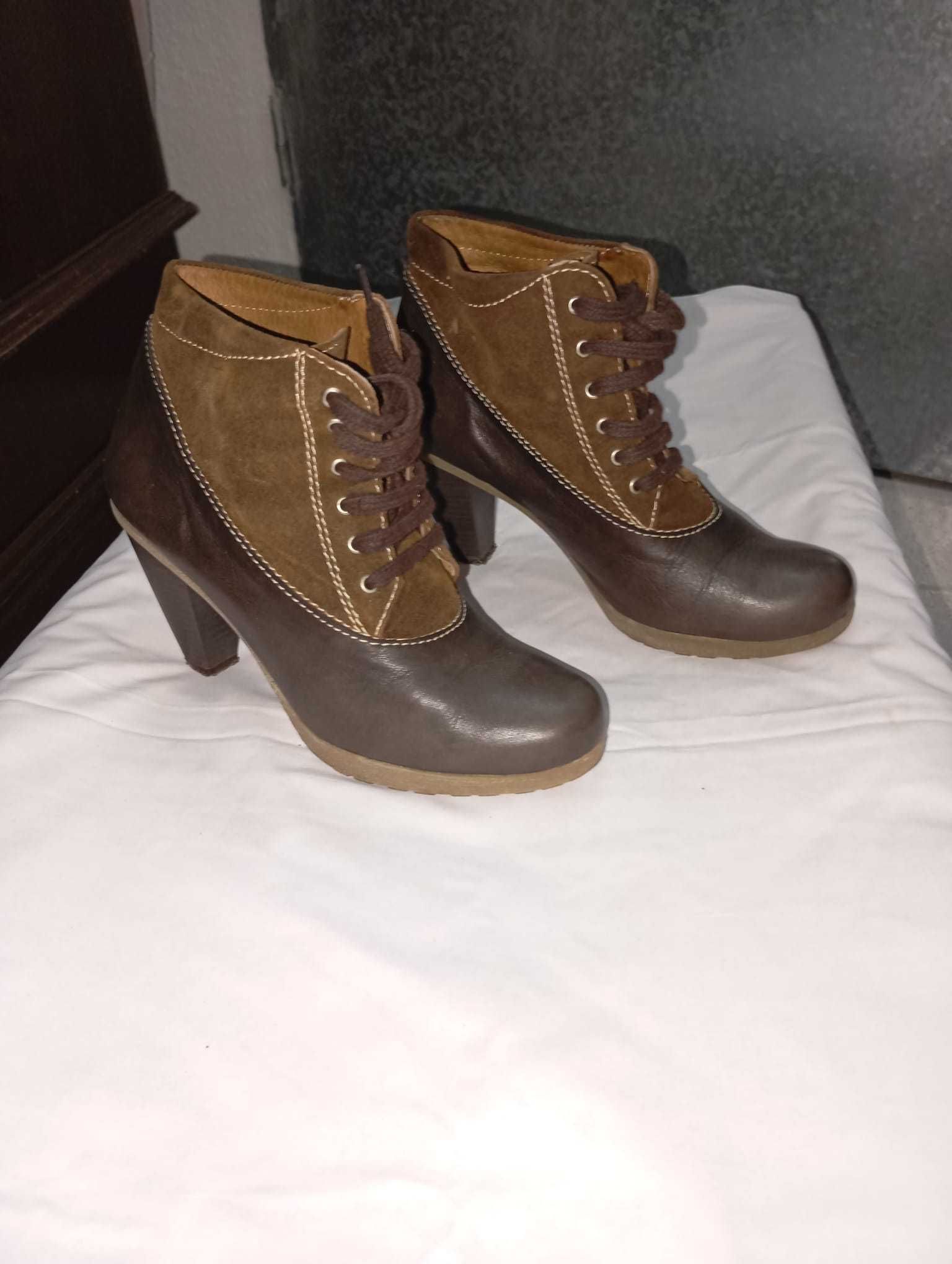 Botas salto alto cremes, com atacadores