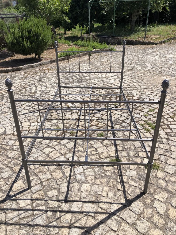 Cama em Ferro cinzenta