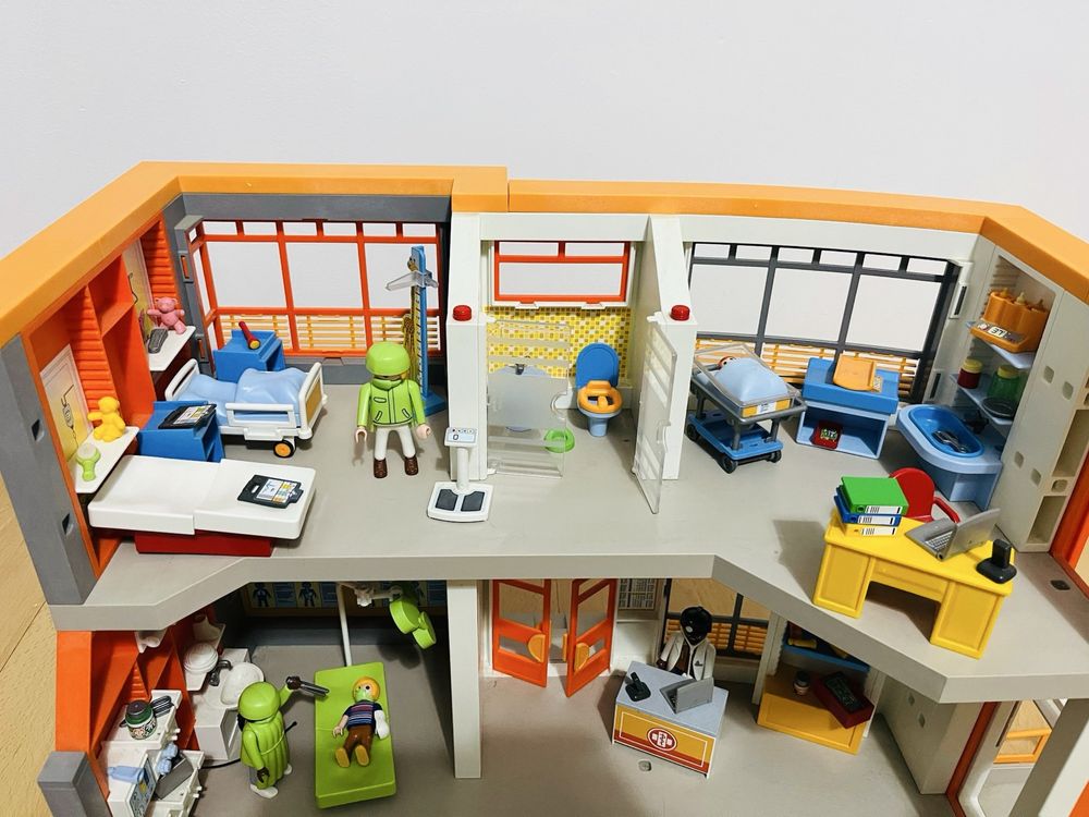 Hospital com Helicóptero e Ambulancia Playmobil